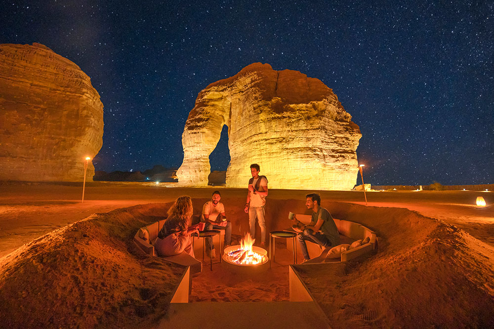 Nacht in Saudi-Arabien mit dem Elefantenfelsen im Hintergrund