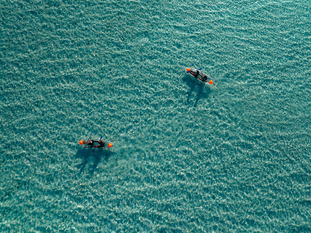 Das Rote Meer mit Menschen beim Kajakfahren